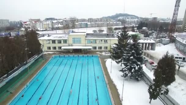 Simmare praktiken olympisk pool vintertid. Antenn skott — Stockvideo