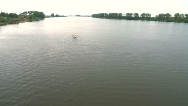 Veslování a kanoistika. Pohled z dron na řece plavání sportovců antény — Stock video