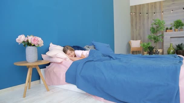 Schattig klein meisje probeert te slapen in haar bedje en glimlachen — Stockvideo
