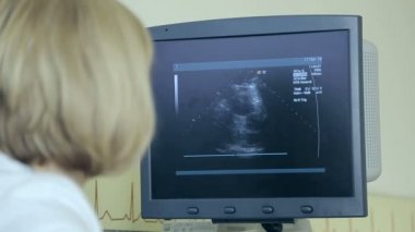 Doktor hasta kalp ultrason ile inceliyor. Tanılama ve ultrason muayenesi hastanın