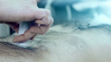 Doktorun elinin ultrason çekerken yakın çekimi.