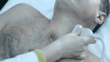 Doktorun elinin ultrason çekerken yakın çekimi.