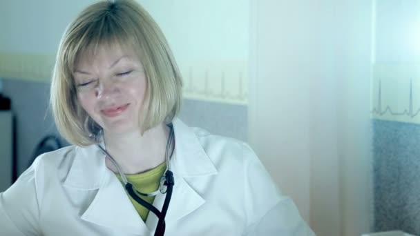 Porträtt av en kvinnlig läkare. Läkare ultraljud diagnoserna — Stockvideo