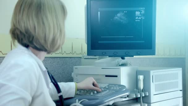 El médico examina a un paciente con ultrasonido. Diagnósticos y ecografía del paciente — Vídeo de stock