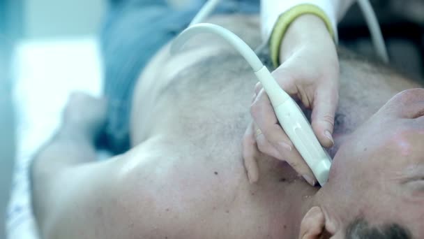 Gros plan de la main du médecin faisant une échographie médicale — Video