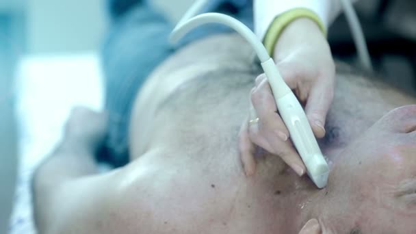 Nahaufnahme der Hand des Arztes beim medizinischen Ultraschall — Stockvideo