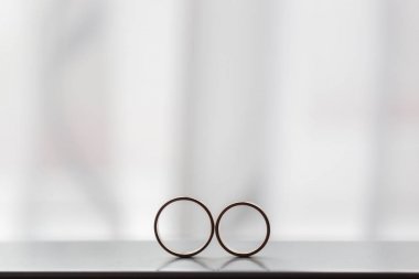 Pencerenin yanındaki iki alyans