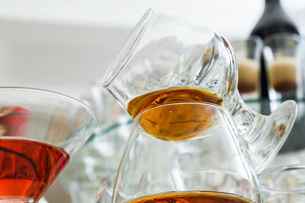 Los vasos están llenos de whisky en la mesa. — Foto de Stock