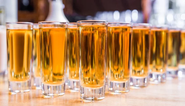 Servicios de catering. Celebración. vasos con alcohol colocados en el vaso —  Fotos de Stock