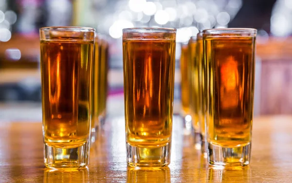 Servicios de catering. Celebración. vasos con alcohol colocados en el vaso — Foto de Stock