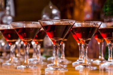 Bir cam yüzey, Ziyafet masada alkollü kokteyller.