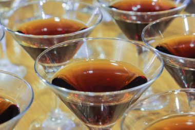 Birkaç ünlü Martini kokteyl bardak stand bir bar masa