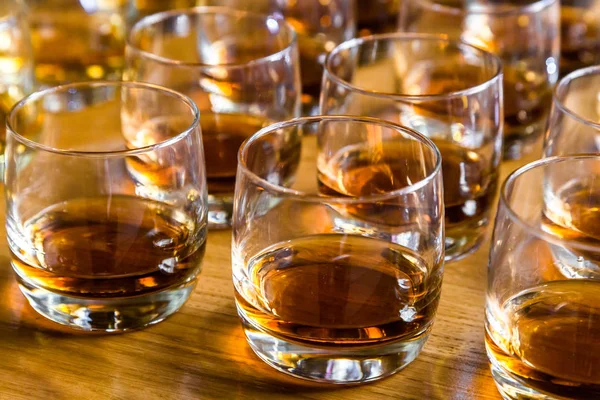 Pohár whiskey az asztalon tele vannak — Stock Fotó