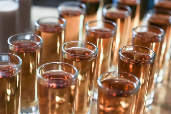 Catering Hizmetleri. Kutlama. gözlük camına yerleştirilen alkol ile