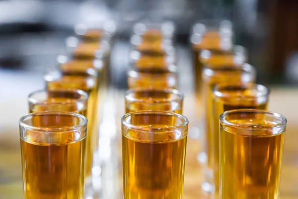 Servicios de catering. Celebración. vasos con alcohol colocados en el vaso —  Fotos de Stock