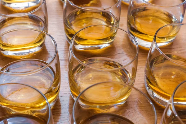 I bicchieri sono pieni di whisky sul tavolo — Foto Stock