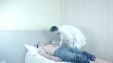 Doktorlar eller için EKG Elektrotları ekleme