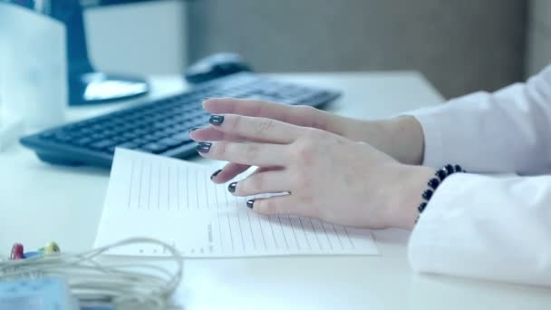 Gros plan d'une femme médecin main, qui gestuelle ses mains sur le bureau lors d'une conversation — Video