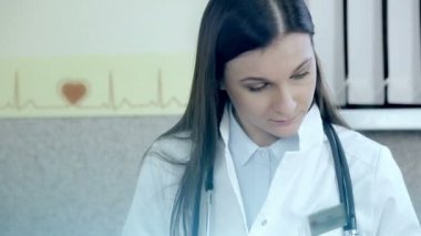 Tıp doktoru kardiyogram sonuçlarına bakarak