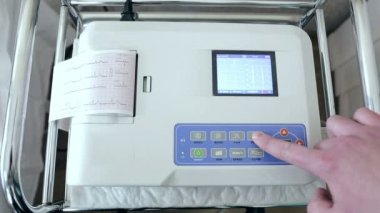 Doktor EKG EKG yazıcı yakın çekim yazdırır