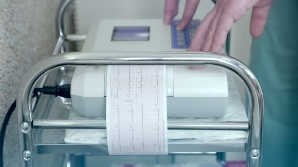 心電図用電極を取り付け、医師の手 — ストック動画