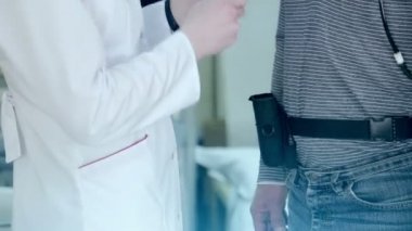 Kadın doktor hasta için bir kalp tanı cihazı takmak yardımcı olur