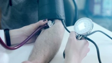 Yakın çekim. Doktor kim bir hastanın tıbbi bir odada basınç ölçer bir kadındır