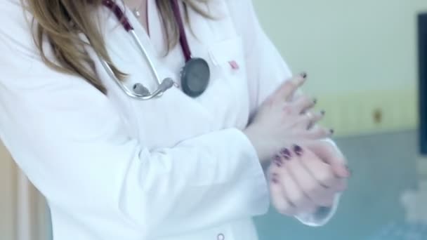 El médico gestiona activamente sus manos en una conversación con el paciente — Vídeos de Stock