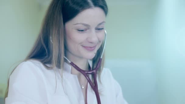 医者は医療室の患者に圧力を測定する女性です。 — ストック動画