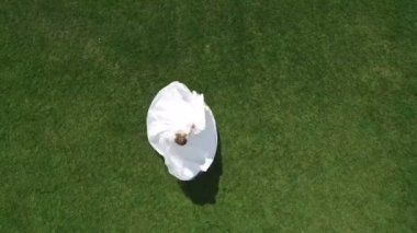 Gelin ve damat park hava dron çember. Üstte görüntülemek