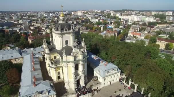 UCRANIA. LVIV. Abril de 2018. Las novias salen de la iglesia y lanzan caramelos a los invitados. Los huéspedes se reúnen con los recién casados al salir de la iglesia — Vídeos de Stock