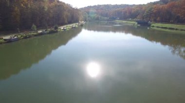 Düğün dansı. düğün günü. yeni evliler Rıhtımlar üzerinde dans ediyor. Gelin ve damat dans yakın pitoresk Mavi Göl