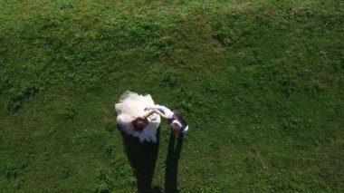 Düğün dansı. düğün günü. yeni evliler Rıhtımlar üzerinde dans ediyor. Gelin ve damat dans yakın pitoresk Mavi Göl