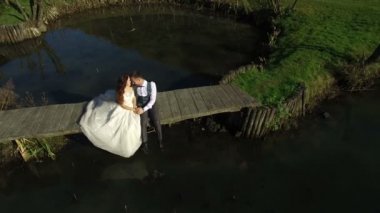 Gelinler parkta küçük bir köprü göl kenarında oturmak