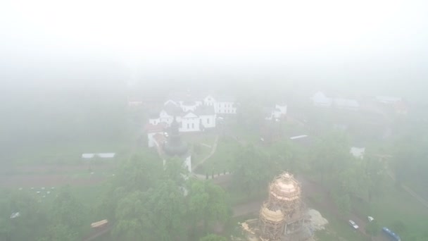 Туман облачного дня. Старый монастырь в утреннем тумане был застрелен дроном — стоковое видео