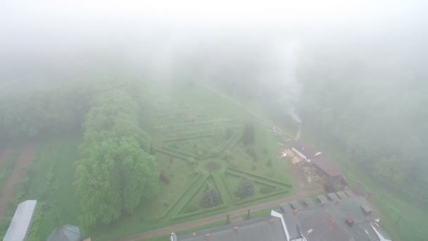 Brouillard nuageux. Ancien monastère dans le brouillard du matin a été abattu par un dron — Video