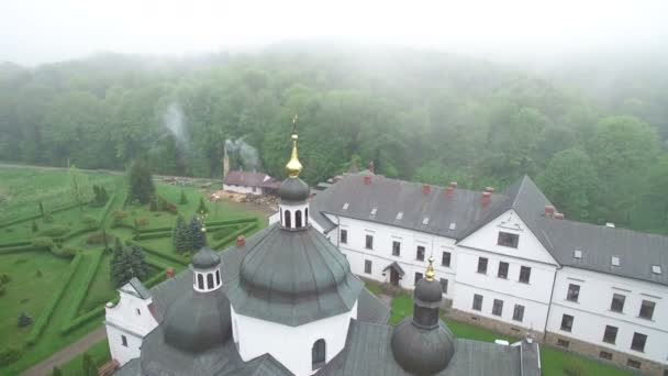 Molnig dag dimma. Gamla kloster i morgondimman sköts av en dron — Stockvideo