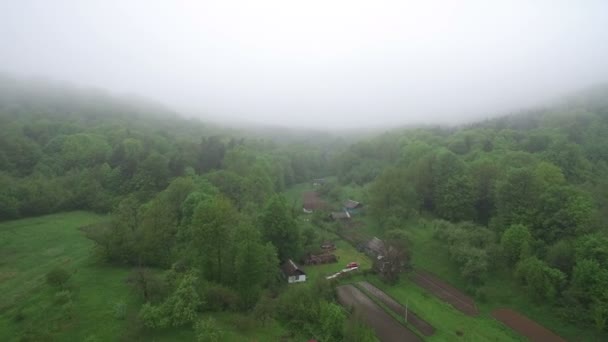Antenne. Drohnenflug über dem Dorf im Morgennebel — Stockvideo