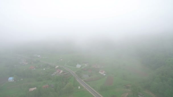 Aérien. Drone Vol au-dessus du village dans le brouillard matinal 