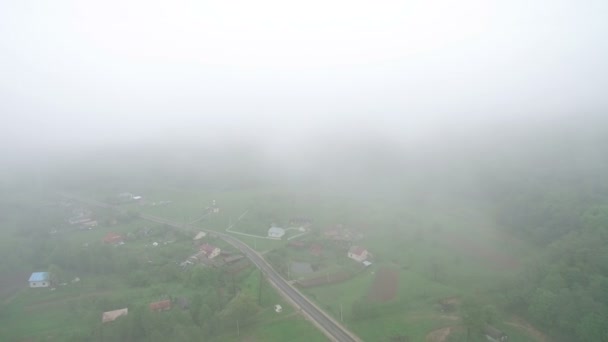 Aérien. Drone Vol au-dessus du village dans le brouillard matinal — Video