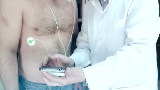 Az orvos bemutatja egy cardiogram a mobiltelefon — Stock videók