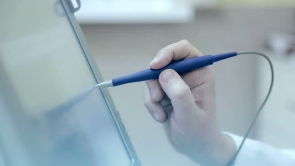 Gros plan d'un stylet de médecin effectue un écran d'ordinateur examinant le cœur du patient — Video