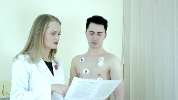 Du installerar sensorer på patientens hjärta undersökning. Övervaka Holter. Denna apparat är övervaka hjärtats aktivitet under perioden — Stockvideo