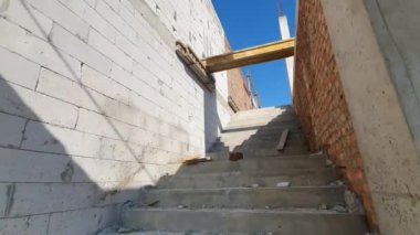 Bitmemiş bir evin beton merdivenlerine tırman. Bir ev inşa etmenin genel görünümü