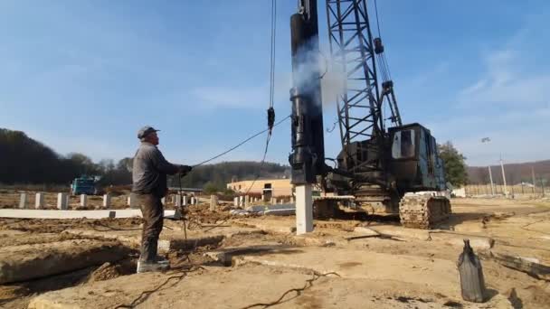 Makine zemin kazıklarına doğru yol alıyor. Güçlendirilmiş beton yapılar vakfının inşası. — Stok video