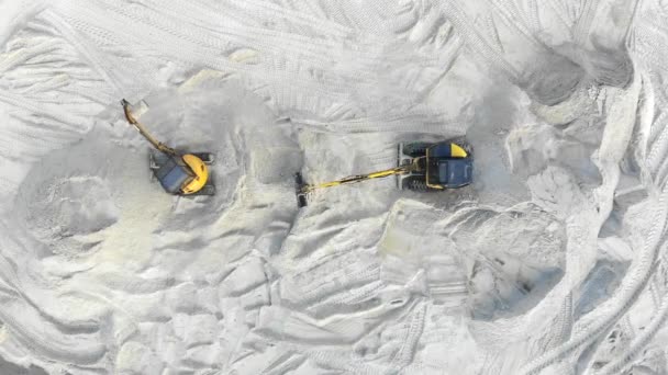 Vista aérea, Dos excavadoras están trabajando en un pozo de arena. Extracción de arena. Trabajos de dos excavadoras amarillas Vista desde la parte superior — Vídeos de Stock