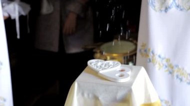Rahip kilisedeki alyansları kutsal suyla kutsar..
