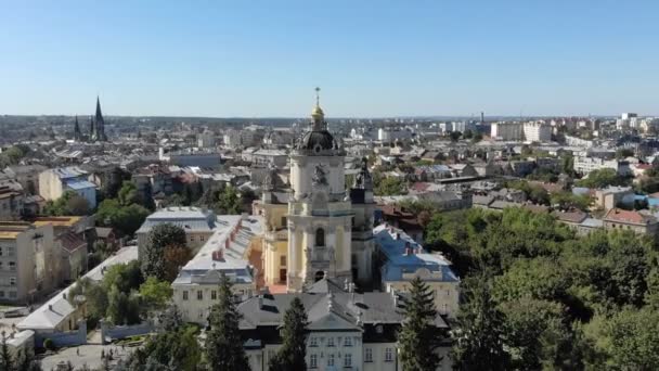 Veduta aerea della Chiesa di San Giorgio San Giura a Lviv. Volo sopra la città di Leopoli e la chiesa cattedrale . — Video Stock