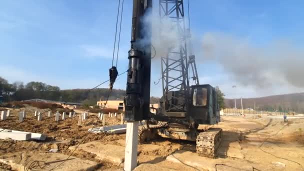 기계가 말뚝 건설에 들어갑니다. 철근 콘크리트 구조물의 기초 공사. — 비디오