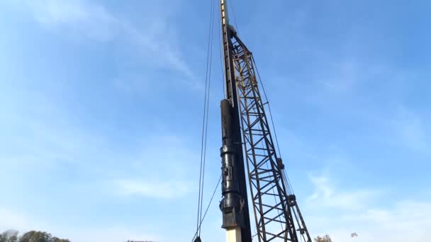 Machine rijdt in de grond stapelt de bouw. Bouw van de stichting voor versterkte betonconstructies. — Stockvideo